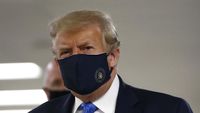 Potret Trump Pertama Kalinya Pakai Masker di Depan Umum