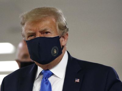 Potret Trump Pertama Kalinya Pakai Masker di Depan Umum