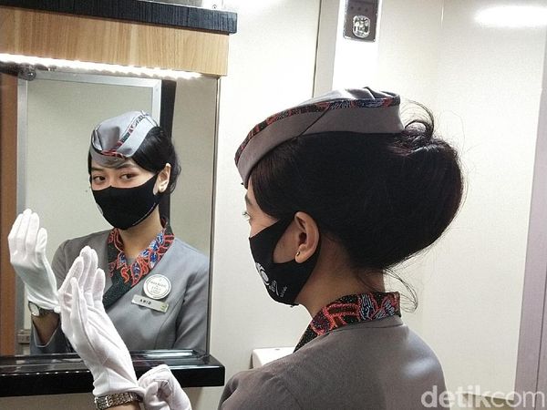 Potret Pramugari dan Pramugara Kereta Api Saat Bertugas