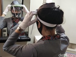 Apa Bedanya Pramugari Kereta Api dan Pesawat?