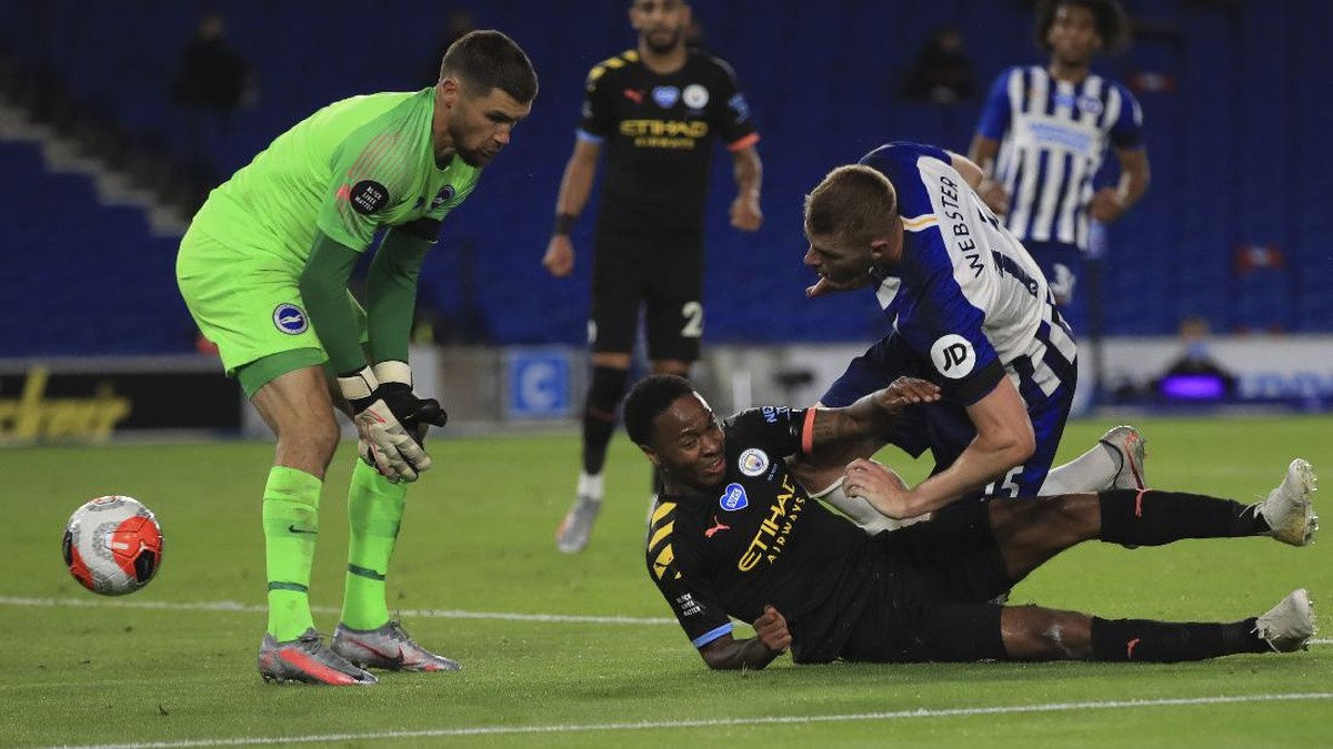 Winger Manchester City, Raheem Sterling, mencetak gol dengan sundulan sambil terjatuh ke gawang Brighton & Hove Albion. Foto: Adam Davy/Pool via AP