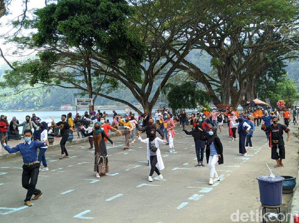 Keseruan Flashmob Langen Tayub di Telaga Ngebel Saat New Normal New Spirit