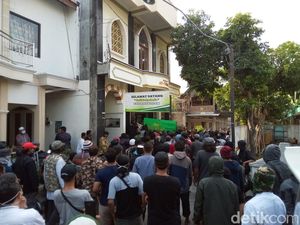Para Pelayat Iringi Pemakaman Jenazah Pemuda yang Ditembak Densus 88