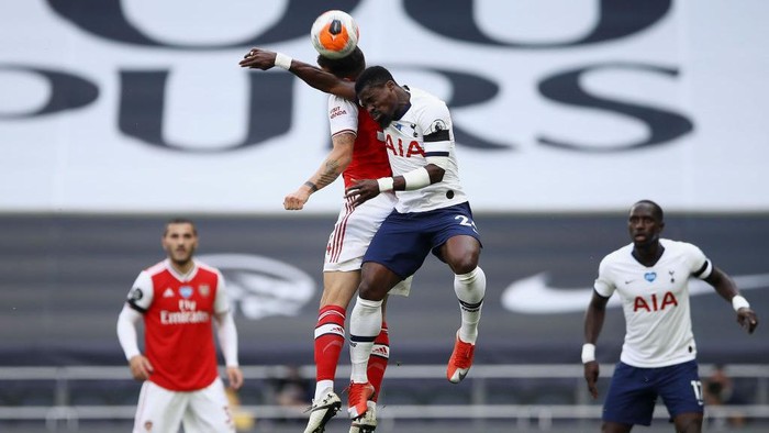 LONDON, ENGLAND - JULY 12: Granit Xhaka of Arsenal  battles for possession with  Serge Aurier of Tottenham Hotspur  during the Premier League match between Tottenham Hotspur and Arsenal FC at Tottenham Hotspur Stadium on July 12, 2020 in London, England. Football Stadiums around Europe remain empty due to the Coronavirus Pandemic as Government social distancing laws prohibit fans inside venues resulting in all fixtures being played behind closed doors. (Photo by Tim Goode/Pool via Getty Images)