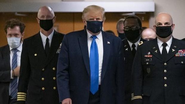 Presiden AS Donald Trump mengenakan masker pertama kali di depan umum ketika ia mengunjungi Pusat Medis Militer Nasional Walter Reed di Bethesda, Maryland pada 11 Juli 2020. (Foto oleh ALEX EDELMAN / AFP)