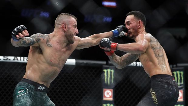 LAS VEGAS, NEVADA - DECEMBER 14: Alexander Volkanovski (L) punches UFC featherweight champion Max Holloway in their title fight during UFC 245 at T-Mobile Arena on December 14, 2019 in Las Vegas, Nevada. Volkanovski took the title by unanimous decision.   Steve Marcus/Getty Images/AFP