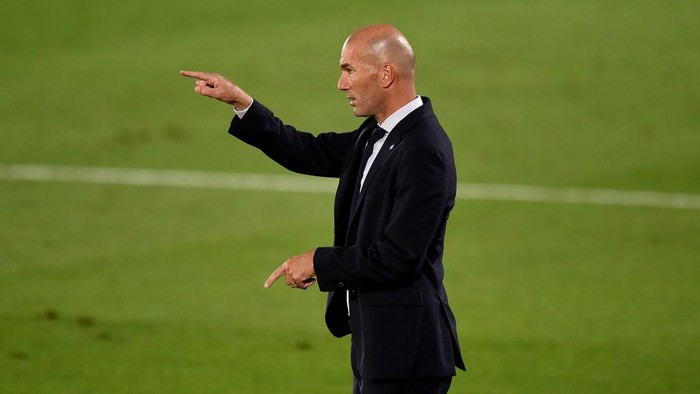 MADRID, SPAIN - JULY 10: Zinédine Zidane, head coach of Real Madrid gestures during the Liga match between Real Madrid CF and Deportivo Alaves at Estadio Alfredo Di Stefano on July 10, 2020 in Madrid, Spain. (Photo by Denis Doyle/Getty Images)