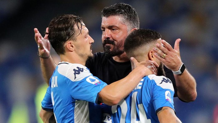 NAPLES, ITALY - JULY 05: Lorenzo Insigne and Mario Rui of SSC Napoli celebrate the 2-1 goal with their coach Gennaro Gattuso during the Serie A match between SSC Napoli and  AS Roma at Stadio San Paolo on July 05, 2020 in Naples, Italy. (Photo by Francesco Pecoraro/Getty Images)
