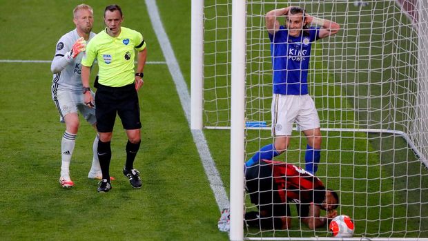 BOURNEMOUTH, ENGLAND - JULY 12: Kasper Schmeichel of Leicester City appeals to the match referee during the Premier League match between AFC Bournemouth and Leicester City at Vitality Stadium on July 12, 2020 in Bournemouth, England. Football Stadiums around Europe remain empty due to the Coronavirus Pandemic as Government social distancing laws prohibit fans inside venues resulting in all fixtures being played behind closed doors. (Photo by Andy Couldridge/Pool via Getty Images)