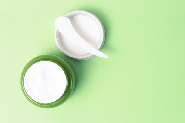 Gunakan Spatula Khusus/Freepik.com Tips higienis menggunakan skincare