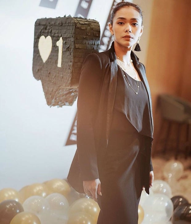 Sampai saat ini, Adinia Wirasti telah berhasil membintangi berbagai judul film. Namun dari sekian peran yang ia mainkan, karakter ibu adalah salah satu peran yang paling kuat. Meski masih lajang, Adinia berhasil mendalami karakter tersebut dengan sangat sempurna.