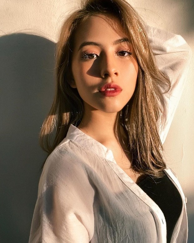 Adhisty Zara sukses memerankan karakter sosok ibu di film Dua Garis Biru 2019. Aktingnya sebagai ibu hamil sangat meyakinkan dan sukses membuat penonton baper.