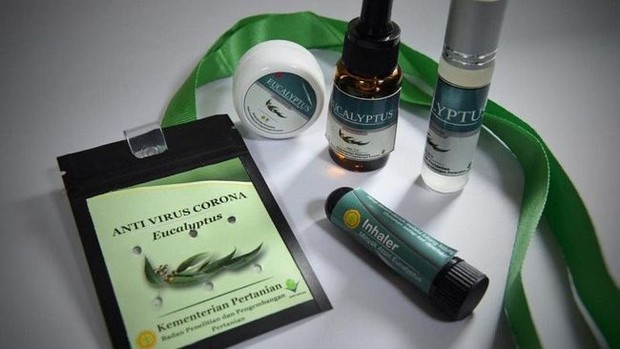 kalung antivirus/cnnindonesia.com/ kalung antivirus berbahan eucalyptus disebut ampuh membunuh virus corona dalam 15-30 menit pemakaian