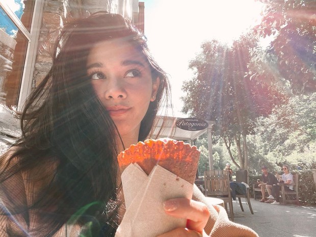 Naysilla Mirdad merupakan salah satu aktris indonesia yang sering mendapatkan peran sebagai sosok ibu. Padahal di kehidupan nyata, dirinya masih lajang dan belum menikah.