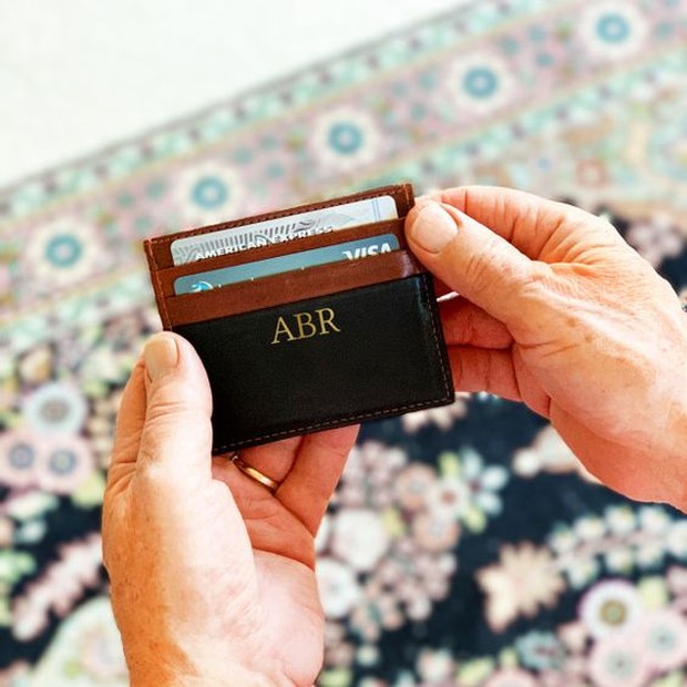 Menyimpan kartu agar terlihat rapi dan mudah dibawa.