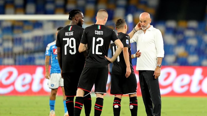 NAPLES, ITALY - JULY 12: Stefano Pioli AC Milan coach with his players during the Serie A match between SSC Napoli and  AC Milan at Stadio San Paolo on July 12, 2020 in Naples, Italy. (Photo by Francesco Pecoraro/Getty Images)
