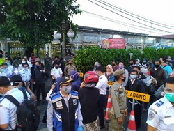 Antrean Penumpang Bus Gratis di Stasiun Bogor Mengular, Jaga Jarak Tak Maksimal