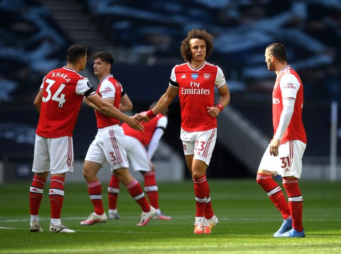 LONDON, ENGLAND - JULY 12: David Luiz of Arsenal shakes hands with Granit Xhaka of Arsenal ahead of the Premier League match between Tottenham Hotspur and Arsenal FC at Tottenham Hotspur Stadium on July 12, 2020 in London, England. Football Stadiums around Europe remain empty due to the Coronavirus Pandemic as Government social distancing laws prohibit fans inside venues resulting in all fixtures being played behind closed doors. (Photo by Michael Regan/Getty Images)