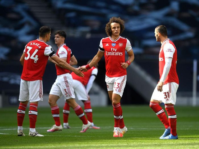 Arsenal LONDON, ENGLAND - JULY 12: David Luiz of Arsenal shakes hands with Granit Xhaka of Arsenal ahead of the Premier League match between Tottenham Hotspur and Arsenal FC at Tottenham Hotspur Stadium on July 12, 2020 in London, England. Football Stadiums around Europe remain empty due to the Coronavirus Pandemic as Government social distancing laws prohibit fans inside venues resulting in all fixtures being played behind closed doors. (Photo by Michael Regan/Getty Images)