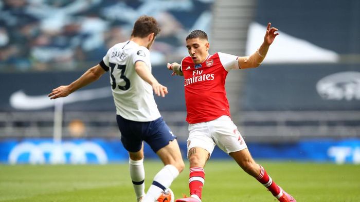 Arsenal, tottenham hotspur LONDON, ENGLAND - JULY 12: Ben Davies of Tottenham Hotspur battles for possession with Hector Bellerin of Arsenal during the Premier League match between Tottenham Hotspur and Arsenal FC at Tottenham Hotspur Stadium on July 12, 2020 in London, England. Football Stadiums around Europe remain empty due to the Coronavirus Pandemic as Government social distancing laws prohibit fans inside venues resulting in all fixtures being played behind closed doors. (Photo by Julian Finney/Getty Images)