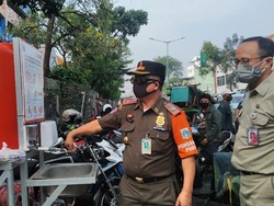 ASN Patroli di Pasar Minggu, Tegur Pedagang yang Tak Pakai Masker