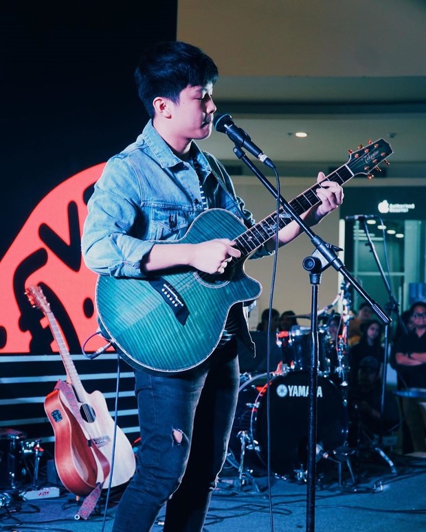 Samuel Cipta Jago Bermain Gitar