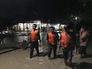Banjir Bandang Terjang Sulsel, Polisi: Suli Masih Setinggi Lutut