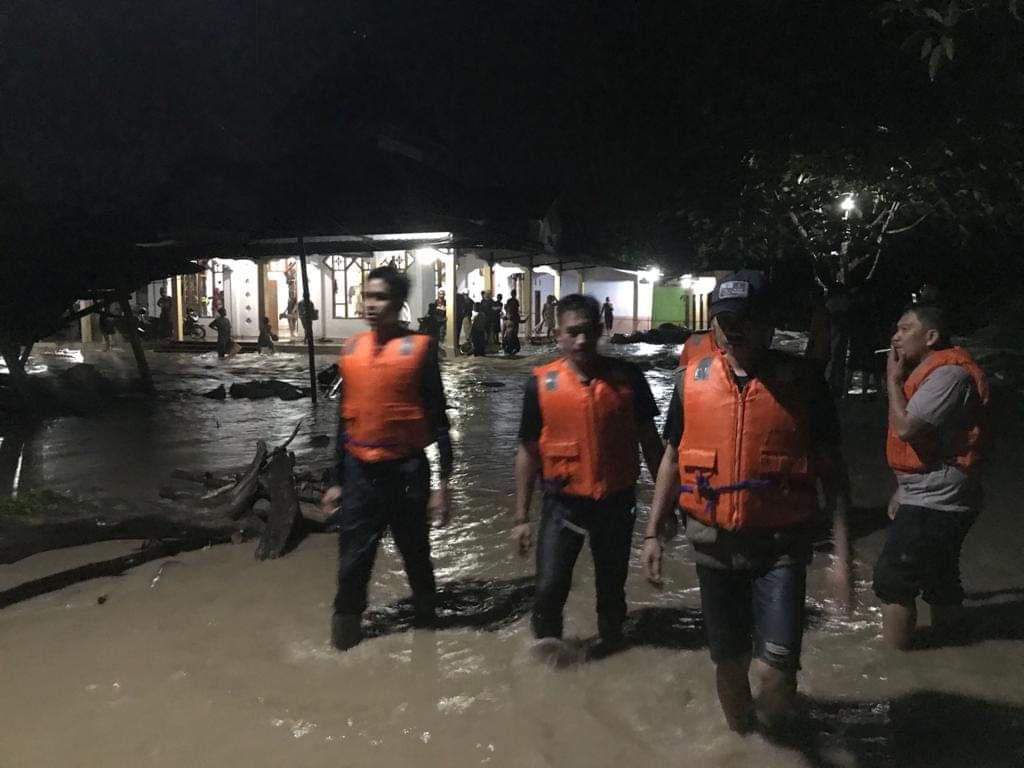 Banjir Bandang Terjang Sulsel, Polisi: Suli Masih Setinggi Lutut Banjir Bandang Terjang Sulsel, Polisi: Suli Masih Setinggi Lutut