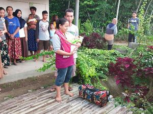 Bayi Merah Ini Dimasukkan Tas Lalu Ditinggal di Atas Jembatan