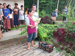 Bayi Merah Ini Dimasukkan Tas Lalu Ditinggal di Atas Jembatan