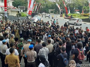 Mahasiswa Malang Raya Demo Tuntut Transparansi Anggaran Kampus Mahasiswa Malang Raya Demo Tuntut Transparansi Anggaran Kampus