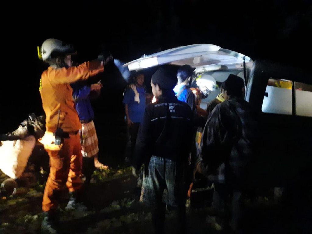 Evakuasi 6 Petugas PDAM yang Diserang Tawon-Jatuh ke Jurang Selesai
