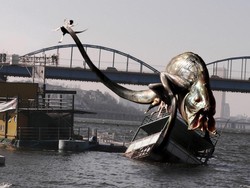 Sinopsis The Host, Mengejar Makhluk Aneh Pemangsa Manusia