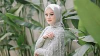 8 Gaya Hijab Dinda Hauw dari Lamaran, Pengajian Hingga Akad Nikah