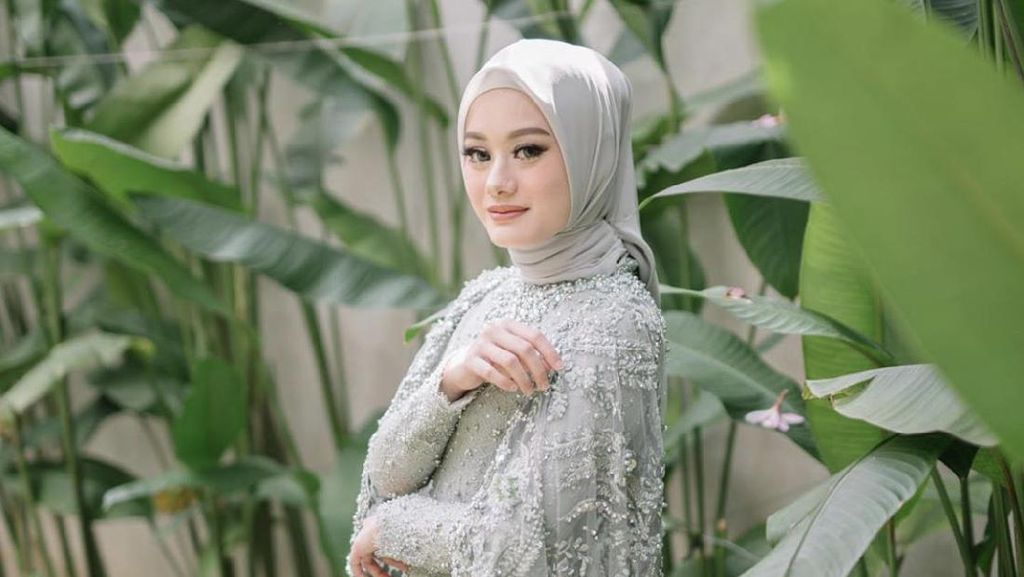 8 Gaya Hijab Dinda Hauw dari Lamaran, Pengajian Hingga Akad Nikah 8 Gaya Hijab Dinda Hauw dari Lamaran, Pengajian Hingga Akad Nikah