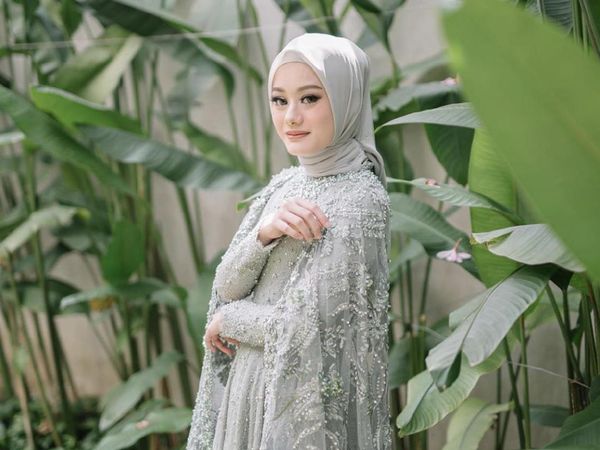 8 Gaya Hijab Dinda Hauw dari Lamaran, Pengajian Hingga Akad Nikah