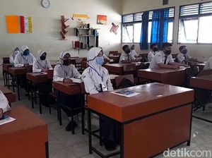 Hari Pertama Sekolah, Siswa di Brebes Kompak Pakai Masker