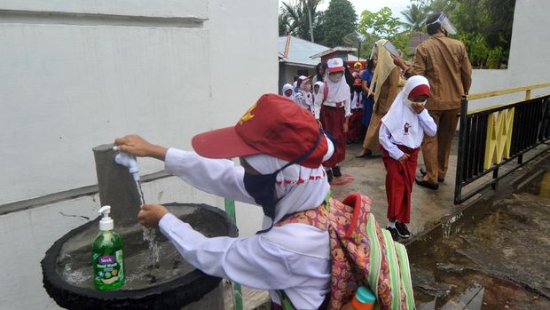 Sejumlah murid mencuci tangan sebelum masuk hari pertama sekolah di SDN 11 Marunggi Pariaman, Sumatera Barat, Senin (13/7/2020). Kota Pariaman bersama Kabupaten Pesisir Selatan, Kota Sawahlunto dan Kabupaten Pasaman Barat merupakan empat daerah di zona hijau di Sumatera Barat yang sudah memulai aktivitas belajar-mengajar di sekolah dengan pola tatap muka langsung dan menerapkan protokol kesehatan COVID-19. ANTARA FOTO/Iggoy el Fitra/wsj.