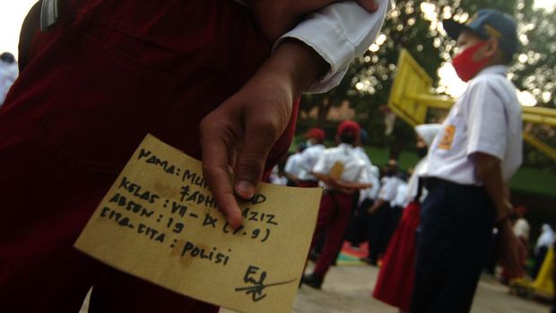 Sejumlah siswa-siswi baru mengikuti upacara di SMPN 1 Slawi, Kabupaten Tegal, Jawa Tengah, Senin (13/7/2020). Pihak sekolah setempat mengharapkan siswa baru menerapkan protokol kesehatan COVID-19 selama mengikuti kegiatan Masa Pengenalan Lingkungan Sekolah (MPLS) selama tiga hari karena Kabupaten Tegal masih di zona merah. ANTARA FOTO/Oky Lukmansyah/wsj.