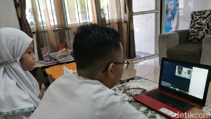 Hari Pertama Tahun Ajaran Baru Digelar Daring, Para Siswa Tetap Berseragam