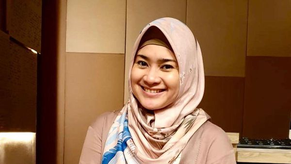 Intip Jeroan Rumah Ikke Nurjanah yang Homey Bernuansa Kayu