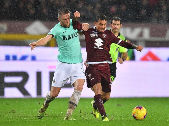 TURIN, ITALY - NOVEMBER 23:  Armando Izzo (R) of Torino FC is challenged by Milan Skriniar of FC Internazionale during the Serie A match between Torino FC and FC Internazionale at Stadio Olimpico di Torino on November 23, 2019 in Turin, Italy.  (Photo by Valerio Pennicino/Getty Images)