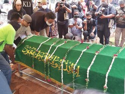 Ivan Gunawan Antar Jenazah Ayahanda ke Peristirahatan Terakhir