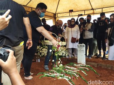 Ayah Ivan Gunawan Meninggal Dunia, Ini Suasana Pemakamannya