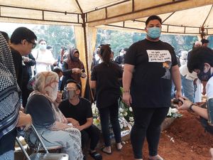 Pemakaman Ayah Ivan Gunawan Dipadati Warga Pemakaman Ayah Ivan Gunawan Dipadati Warga