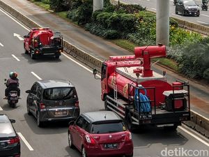 Jalan Protokol DKI Jakarta Terus Disemprot Disinfektan
