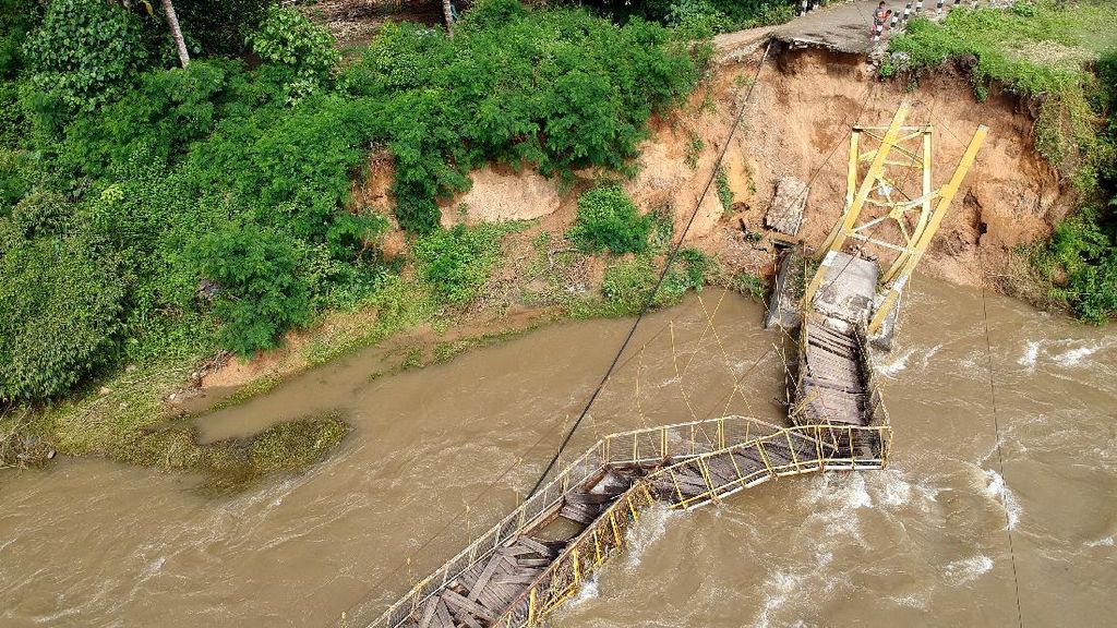 Jembatan Gantung di Gorontalo Ambruk Akibat Abrasi