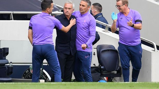 LONDON, ENGLAND - JULY 12: Jose Mourinho, Manager of Tottenham Hotspur celebrates with his bench after the Premier League match between Tottenham Hotspur and Arsenal FC at Tottenham Hotspur Stadium on July 12, 2020 in London, England. Football Stadiums around Europe remain empty due to the Coronavirus Pandemic as Government social distancing laws prohibit fans inside venues resulting in all fixtures being played behind closed doors. (Photo by Michael Regan/Getty Images)