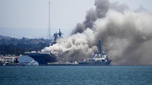 Kapal Perang AS Terbakar di San Diego
