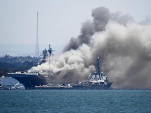 Kapal Perang AS Terbakar di San Diego